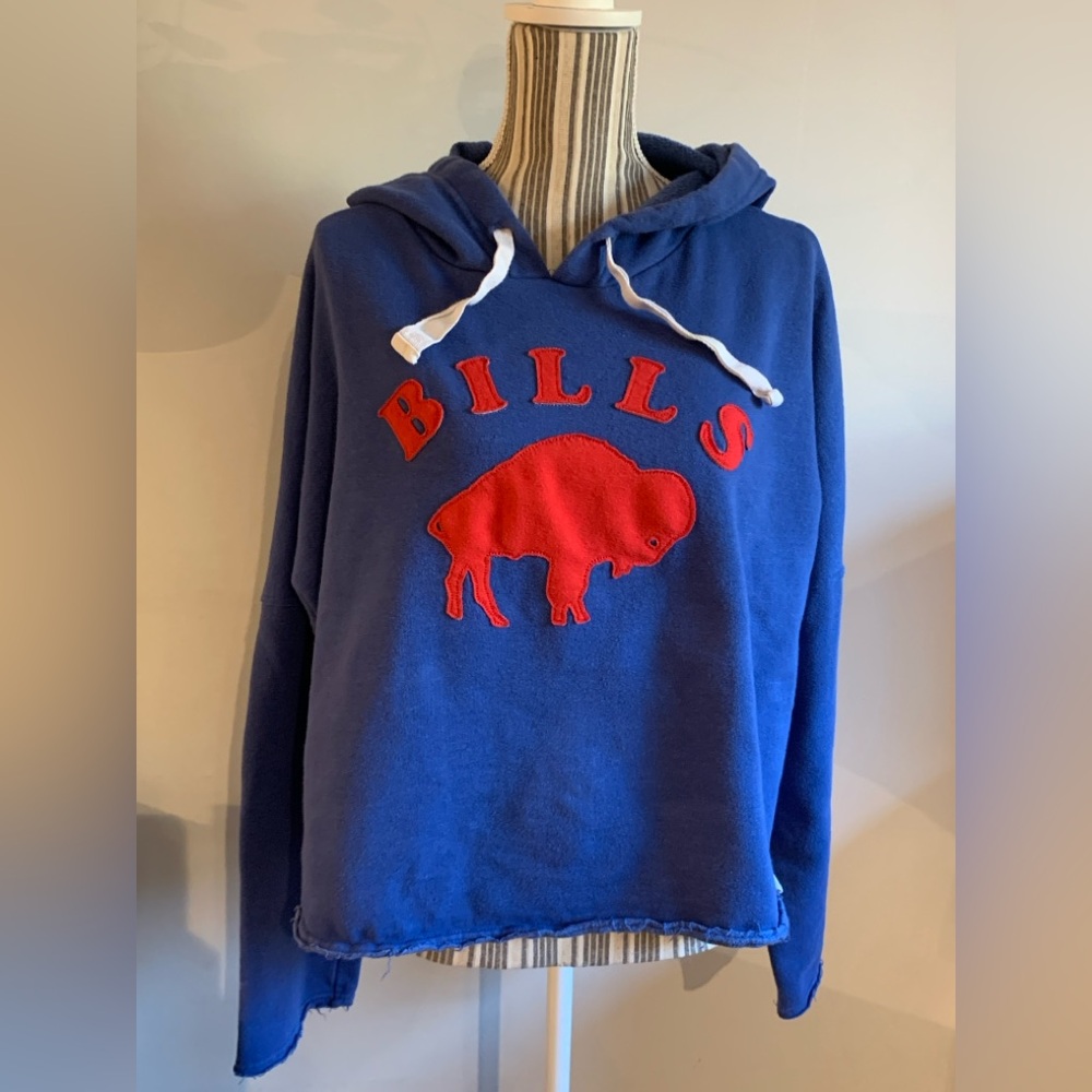 Buffalo Bills Fanatics XXL cropped hoodie.